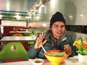 YouTuber Indonesia Ini Cicipi Kuliner Halal Wuhan yang Bikin Ngiler