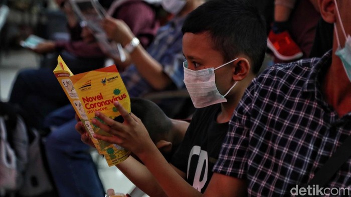 Sosialisasi Pencegahan Virus Corona di Stasiun Gambir Sosialisasi dan edukasi pencegahan virus corona dilakukan di Stasiun Gambir, Jumat, (31/1/2020). Berikut foto-fotonya.