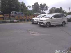 Kerap Picu Kecelakaan, Warga Minta Lubang di Jembatan Deli Brayan Ditutup