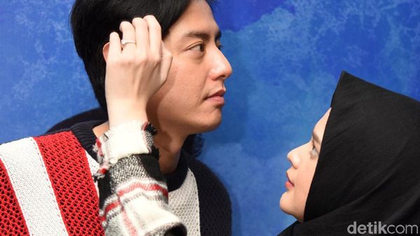 So Sweet! Saat Cut Meyriska Membenarkan Rambut Roger Danuarta