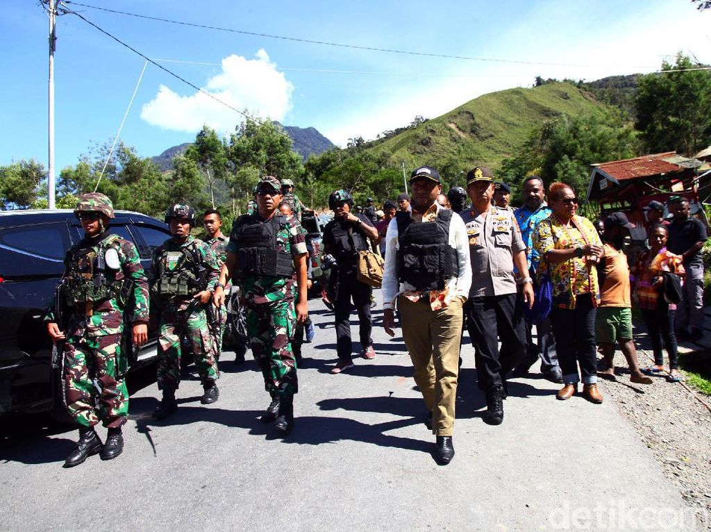 Momen Anggota DPR Komisi I Tinjau Pos Pengamanan di Papua Momen Anggota DPR Komisi I Tinjau Pos Pengamanan di Papua
