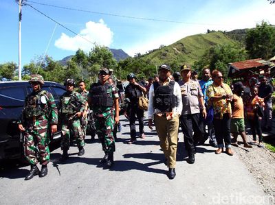 Momen Anggota DPR Komisi I Tinjau Pos Pengamanan di Papua