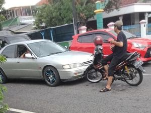 Teka-teki Sosok Pemotor Santuy yang Viral Hadang Mobil di Klaten Teka-teki Sosok Pemotor Santuy yang Viral Hadang Mobil di Klaten