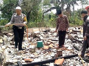 Diduga Korsleting Listrik, Rumah Panggung di Sukabumi Ludes Terbakar