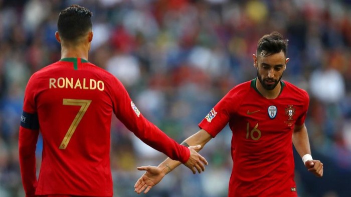 PORTO, PORTUGAL - JUNE 09: Cristiano Ronaldo of Portugal speaks with Bruno Fernandes of Portugal during the UEFA Nations League Final between Portugal and the Netherlands at Estadio do Dragao on June 09, 2019 in Porto, Portugal. (Photo by Dean Mouhtaropoulos/Getty Images)