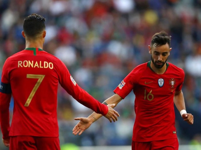PORTO, PORTUGAL - JUNE 09: Cristiano Ronaldo of Portugal speaks with Bruno Fernandes of Portugal during the UEFA Nations League Final between Portugal and the Netherlands at Estadio do Dragao on June 09, 2019 in Porto, Portugal. (Photo by Dean Mouhtaropoulos/Getty Images)