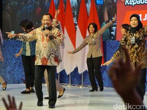 Saat Mendagri Tito Goyang Maumere hingga Jadi Imam di Masjid Bandara