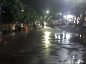 Air yang Menggenangi Jalanan Surabaya Mulai Surut