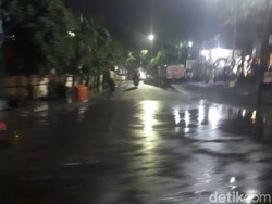 Air yang Menggenangi Jalanan Surabaya Mulai Surut