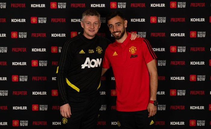 Bruno Fernandes Bruno Fernandes berfoto bersama manajer Manchester United, Ole Gunnar Solskjaer, usai diresmikan sebagai pemain Manchester United, Kamis (30/1/2020).