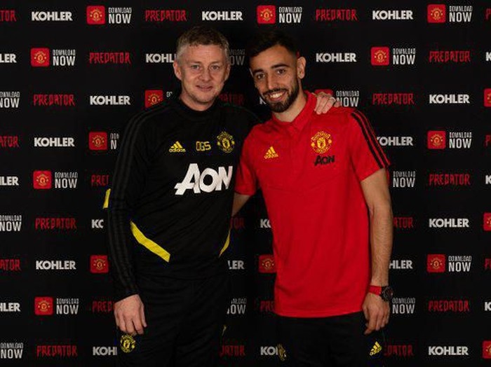 Bruno Fernandes berfoto bersama manajer Manchester United, Ole Gunnar Solskjaer, usai diresmikan sebagai pemain Manchester United, Kamis (30/1/2020).