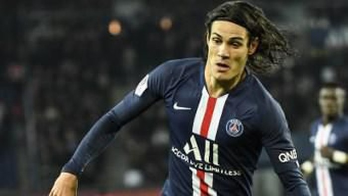Paris Saint-Germains Uruguayan forward Edinson Cavani plays the ball during the French L1 football match between Paris Saint-Germain and AS Monaco at the Parc des Princes stadium in Paris on January 12, 2020. (Photo by Bertrand GUAY / AFP)