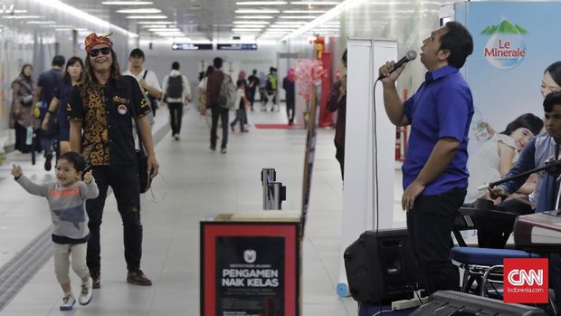 Grup musik tuna netra Coste Band tampil di Ruang Musik MARTI, Stasiun MRT Bundaran HI. Jakarta, Sabtu, 1 Februari 2020. MRT Jakarta bersama dengan Institut Musik Jalanan memberikan kesempatan bagi Musisi Jalanan untuk menunjukan kemampuannya di Ruang Musik MARTI, dengan tujuan pengamen jalanan naik kelas.