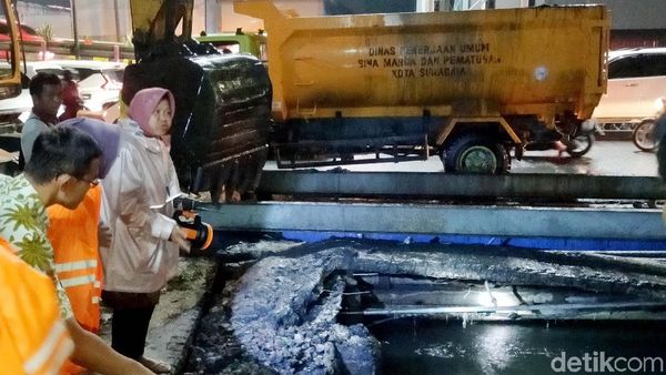 Begini Aksi Risma Turun Langsung Atasi Banjir Surabaya