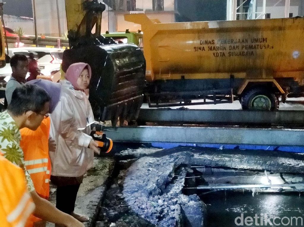 Begini Aksi Risma Turun Langsung Atasi Banjir Surabaya