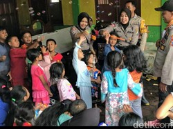 Polwan Ini Buat Anak-anak Lupa dengan Trauma Banjir Bandang yang Dialami