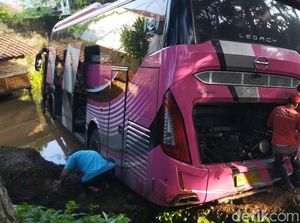 Begini Potret Bus yang Terjun ke Kolam Ikan di Ciamis Begini Potret Bus yang Terjun ke Kolam Ikan di Ciamis