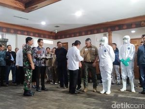 Tim Penjemput WNI di Wuhan 42 Orang, Berpakaian Khusus Antivirus Corona
