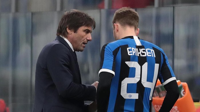 MILAN, ITALY - JANUARY 29:  FC Internazionale coach Antonio Conte speaks with his player Christian Eriksen during the Coppa Italia Quarter Final match between FC Internazionale and ACF Fiorentina at San Siro on January 29, 2020 in Milan, Italy.  (Photo by Emilio Andreoli/Getty Images)