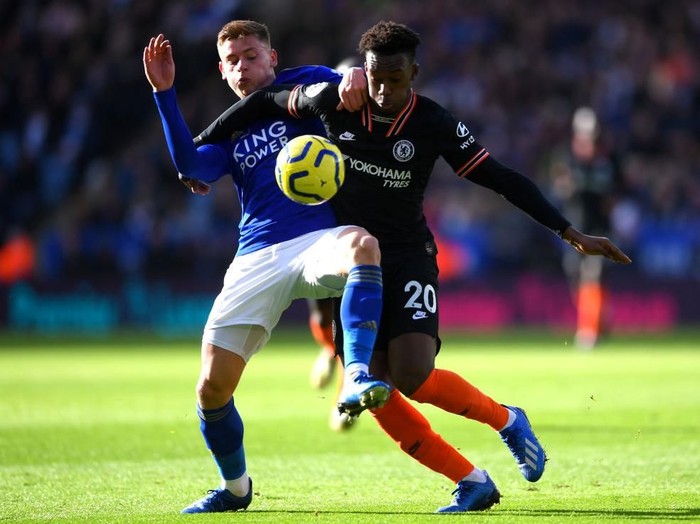 LEICESTER, ENGLAND - FEBRUARY 01: Harvey Barnes of Leicester City and Callum Hudson-Odoi of Chelsea during the Premier League match between Leicester City and Chelsea FC at The King Power Stadium on February 01, 2020 in Leicester, United Kingdom. (Photo by Laurence Griffiths/Getty Images)