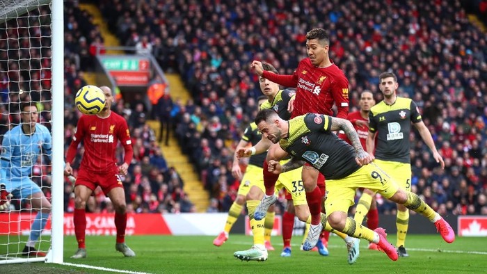 LIVERPOOL, ENGLAND - FEBRUARY 01: Danny Ings of Southampton heads the ball while under pressure from Roberto Firmino of Liverpool during the Premier League match between Liverpool FC and Southampton FC at Anfield on February 01, 2020 in Liverpool, United Kingdom. (Photo by Julian Finney/Getty Images)