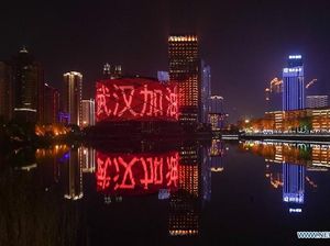 Gedung hingga Jembatan di Wuhan Bersuara Lawan Virus Corona