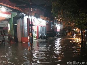 Diguyur Hujan Lebat, Jalanan di Surabaya Kembali Kebanjiran