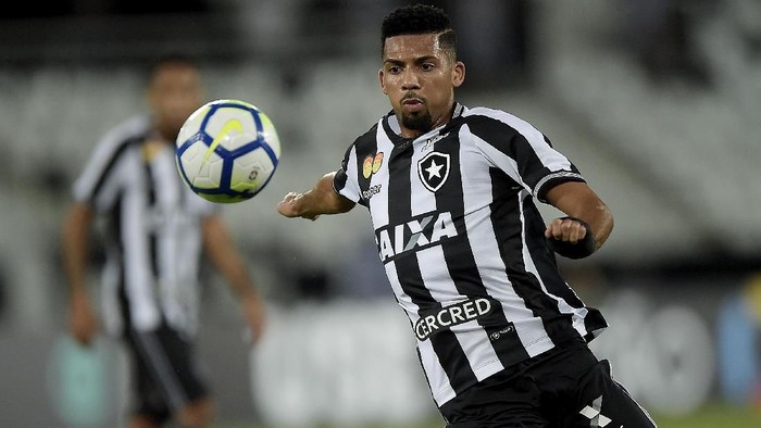 RIO DE JANEIRO, BRAZIL - MAY 14: Matheus Fernandes in action during the match between Botafogo and Fluminense as part of Brasileirao Series A 2018 at Engenhao Stadium on May 14, 2018 in Rio de Janeiro, Brazil. (Photo by Alexandre Loureiro/Getty Images)