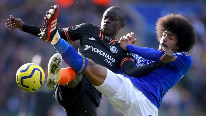 LEICESTER, ENGLAND - FEBRUARY 01: NGolo Kante of Chelsea battles for possession with Hamza Choudhury of Leicester City during the Premier League match between Leicester City and Chelsea FC at The King Power Stadium on February 01, 2020 in Leicester, United Kingdom. (Photo by Laurence Griffiths/Getty Images)