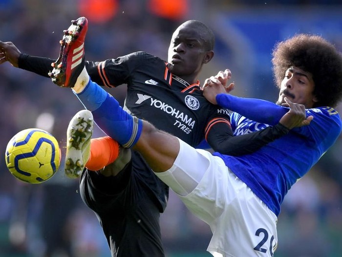 LEICESTER, ENGLAND - FEBRUARY 01: NGolo Kante of Chelsea battles for possession with Hamza Choudhury of Leicester City during the Premier League match between Leicester City and Chelsea FC at The King Power Stadium on February 01, 2020 in Leicester, United Kingdom. (Photo by Laurence Griffiths/Getty Images)