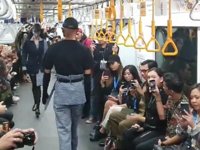 Beda Fashion Show di Gerbong MRT dan LRT Jakarta