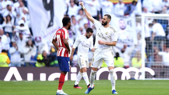 MADRID, SPAIN - FEBRUARY 01: Karim Benzema of Real Madrid celebrates after scoring his teams first goal during the La Liga match between Real Madrid CF and Club Atletico de Madrid at Estadio Santiago Bernabeu on February 01, 2020 in Madrid, Spain. (Photo by Denis Doyle/Getty Images)