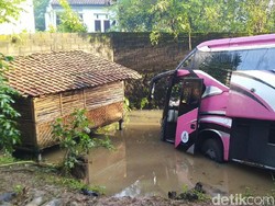 Hindari Tabrakan, Bus Terjun ke Kolam Ikan di Ciamis