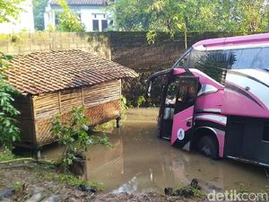 Hindari Tabrakan, Bus Terjun ke Kolam Ikan di Ciamis Hindari Tabrakan, Bus Terjun ke Kolam Ikan di Ciamis