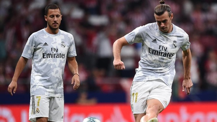 MADRID, SPAIN - SEPTEMBER 28: Gareth Bale and Eden Hazard of Real Madrid warm up prior to the Liga match between Club Atletico de Madrid and Real Madrid CF at Wanda Metropolitano on September 28, 2019 in Madrid, Spain. (Photo by Denis Doyle/Getty Images)