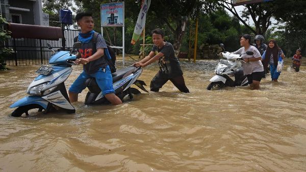 Tanggul Jebol Bikin Walantaka di Serang Terendam Banjir