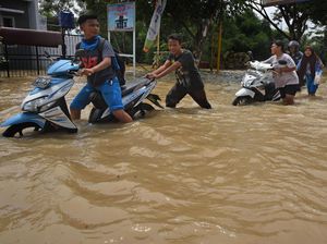 Tanggul Jebol Bikin Walantaka di Serang Terendam Banjir Tanggul Jebol Bikin Walantaka di Serang Terendam Banjir
