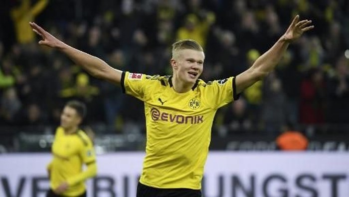 Dortmunds Norwegian forward Erling Braut Haaland celebrates after scoring during the German first division Bundesliga football match Borussia Dortmund vs FC Union Berlin in Dortmund on February 1, 2020. (Photo by INA FASSBENDER / AFP) / RESTRICTIONS: DFL REGULATIONS PROHIBIT ANY USE OF PHOTOGRAPHS AS IMAGE SEQUENCES AND/OR QUASI-VIDEO