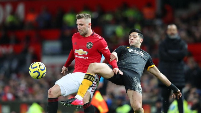 MANCHESTER, ENGLAND - FEBRUARY 01: Raul Jimenez of Wolverhampton Wanderers challenges Luke Shaw of Manchester United during the Premier League match between Manchester United and Wolverhampton Wanderers at Old Trafford on February 01, 2020 in Manchester, United Kingdom. (Photo by Alex Livesey/Getty Images)