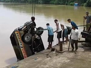 Diduga Rem Blong, Minibus Tercebur ke Sungai Citanduy Pangandaran
