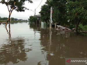Banjir 1 Meter di Periuk Tangerang Belum Surut Banjir 1 Meter di Periuk Tangerang Belum Surut