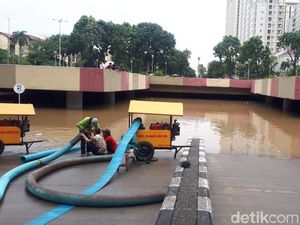 5 Unit Damkar Dikerahkan Sedot Banjir Underpass Kemayoran