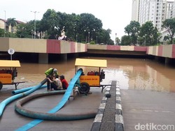 5 Unit Damkar Dikerahkan Sedot Banjir Underpass Kemayoran
