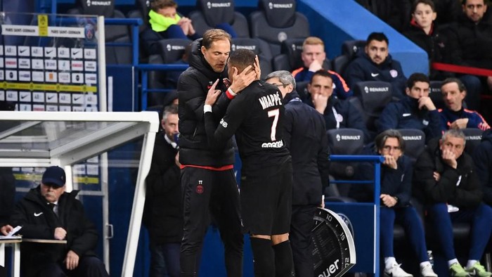 Paris Saint-Germains French forward Kylian Mbappe (R) speaks with Paris Saint-Germains German coach Thomas Tuchel as he leaves the pitch during the French L1 football match between Paris Saint-Germain (PSG) and Montpellier Herault SC at the Parc des Princes stadium in Paris, on February 1, 2020. (Photo by FRANCK FIFE / AFP)