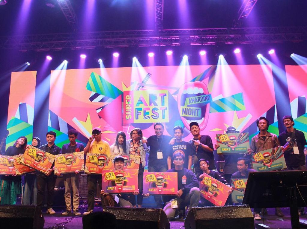 Sisitipsi hingga Mooner Meriahkan Super Art Fest Awarding Night Sisitipsi hingga Mooner Meriahkan Super Art Fest Awarding Night