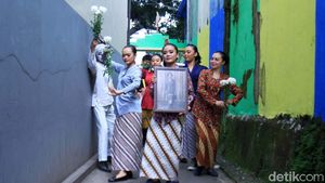 Peringati Bulan Cinta Inggit Garnasih, Seniman Bandung Menari di Jalanan