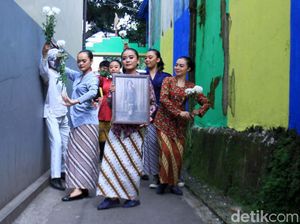 Peringati Bulan Cinta Inggit Garnasih, Seniman Bandung Menari di Jalanan