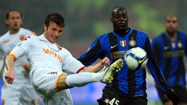 Marco Motta (kiri) saat masih memperkuat Persija Jakarta. (