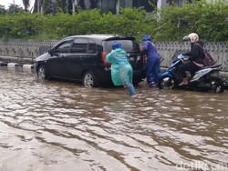 Terjang Banjir di Gunung Sahari Jakpus, Motor dan Mobil Mogok