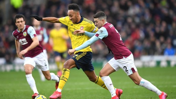 BURNLEY, ENGLAND - FEBRUARY 02: Pierre-Emerick Aubameyang of Arsenal is challenged by Matthew Lowton of Burnley during the Premier League match between Burnley FC and Arsenal FC at Turf Moor on February 02, 2020 in Burnley, United Kingdom. (Photo by Gareth Copley/Getty Images)